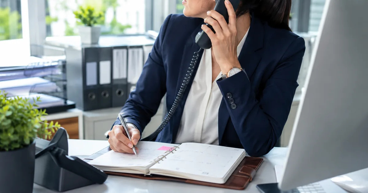 Gün içi ateş söndürme: gelen talebi anında doğru yere yerleştirmek Gün ortasında telefonla konuşurken aynı anda ajandasına acil bir not düşen yönetici asistanı